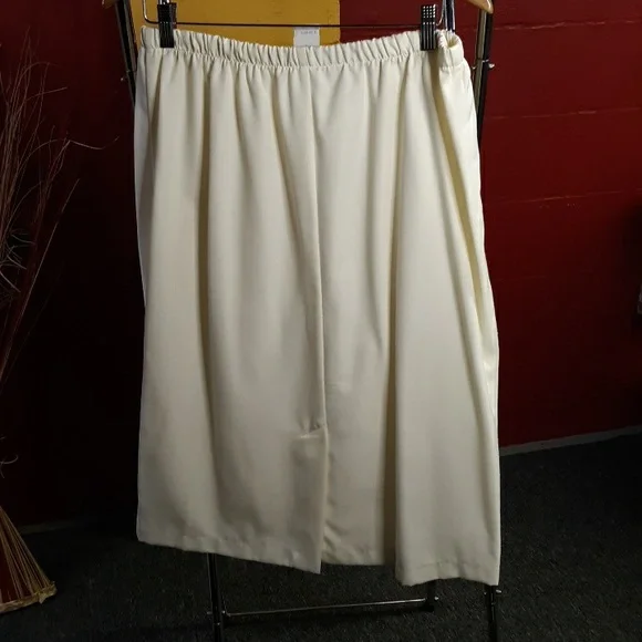 Halmode Plus Cream Suit - Picture 6 of 7